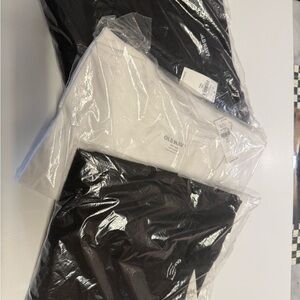 1 black v neck
1 blue v neck
1 white crew